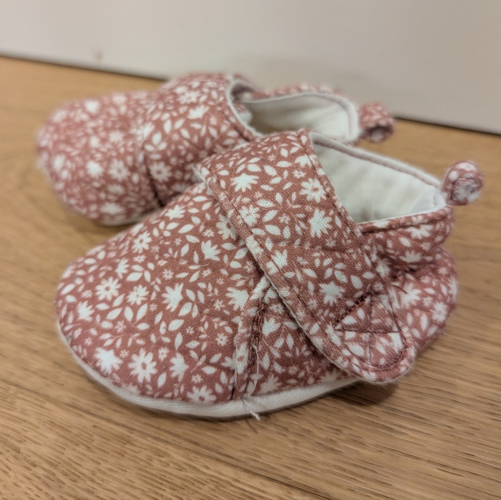 ❤️ 2 for 10 ❤️ Carter's Neutral Dusty Pink Floral Bootie Slippers